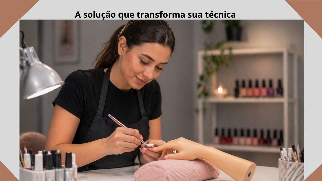 Imagem de uma manicure estudando ou assistindo a uma aula prática, aprendendo novas técnicas para aprimorar seus serviços e oferecer melhores resultados às clientes.