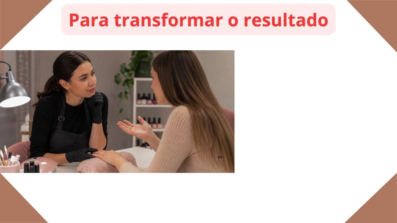 Imagem de uma manicure conversando com a cliente, demonstrando atenção às necessidades e buscando entender suas queixas antes do atendimento.