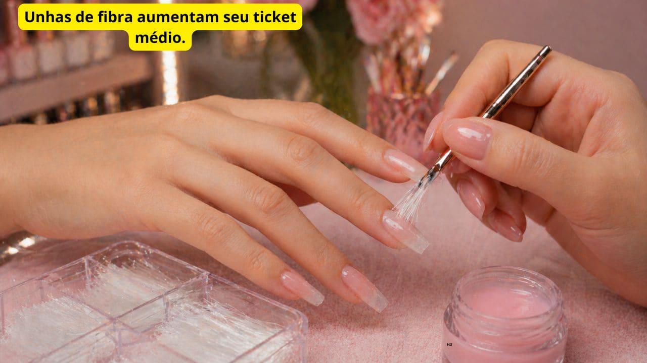 Mensagem de marketing destacando que o serviço de unhas de fibra ajuda profissionais da beleza a elevar o ticket médio e lucrar mais.