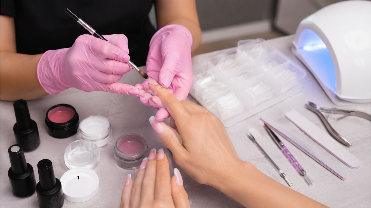 imagem do que Você Aprende no Curso de Alongamento de Unhas com Gel e Fibra de Vidro Aluna aprendendo técnicas de alongamento de unhas com gel e fibra de vidro durante um curso profissional, utilizando materiais específicos e equipamentos de manicure.