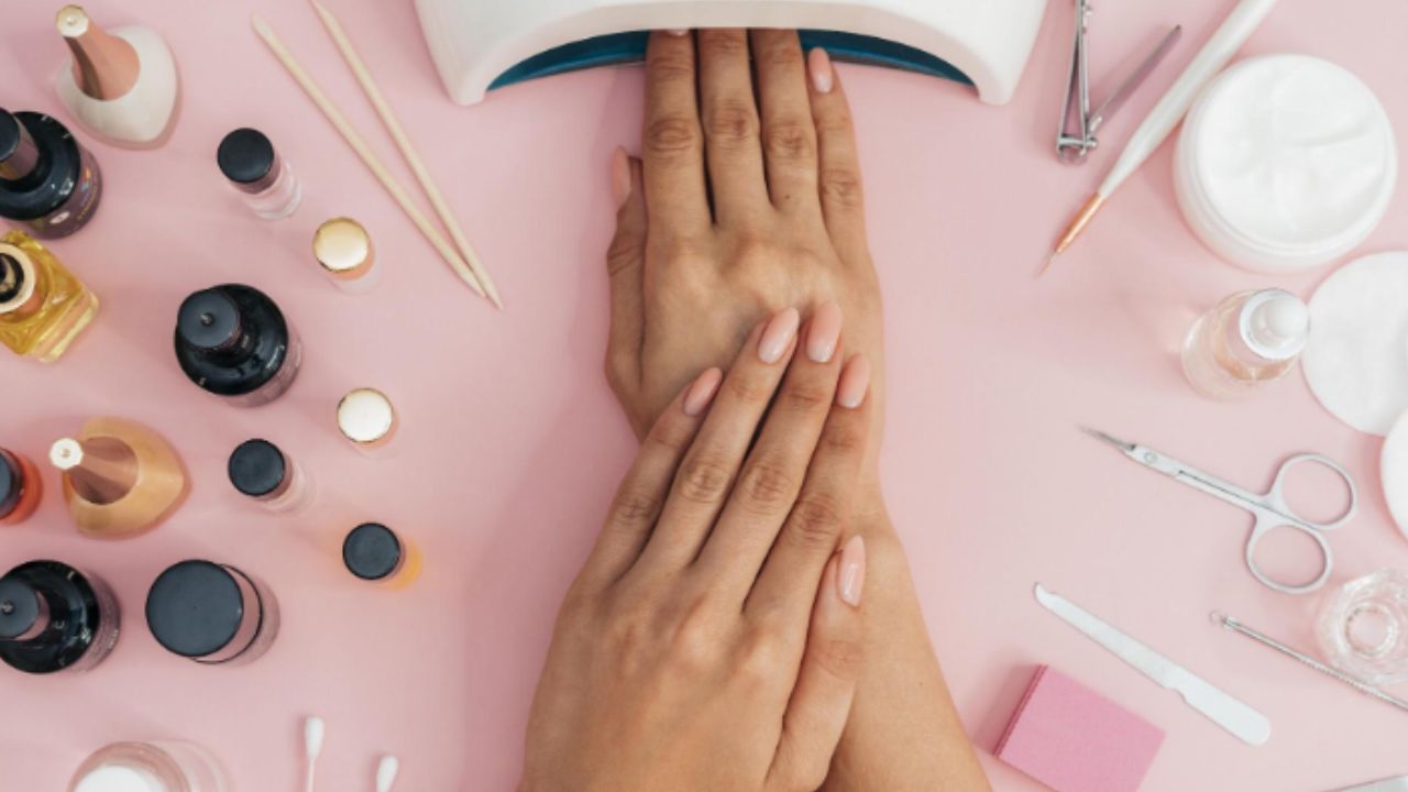 Curso profissionalizante de manicure e pedi cure com técnicas tradicionais e modernas para você transformar paixão em profissão."