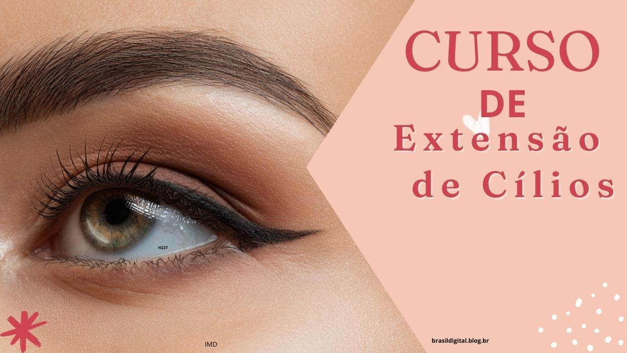 Aula prática de curso de extensão de cílios com aluna aprendendo a aplicação em modelo.