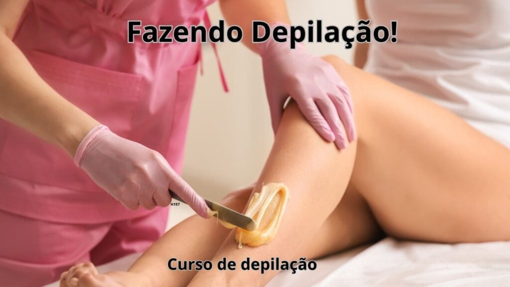 Profissional realizando procedimento de depilação durante treinamento do Curso de Depilação Expert, demonstrando técnicas avançadas e cuidados essenciais para um atendimento de qualida