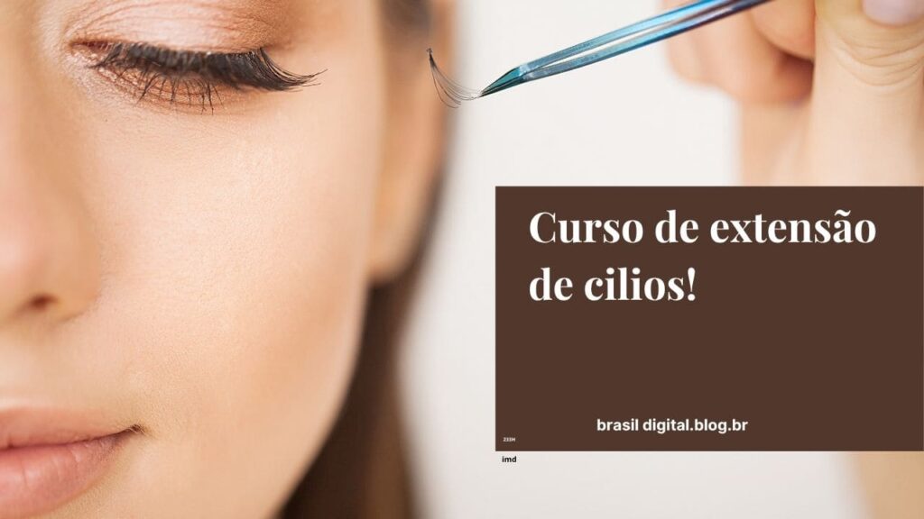 Profissional realizando extensão de cílios em cliente durante atendimento para construir uma carreira e viver de cílios.
