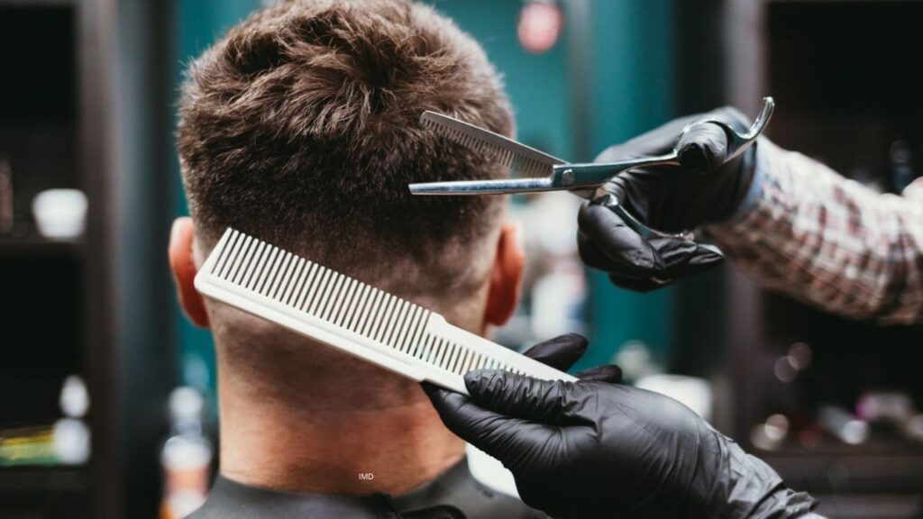 Curso de barbeiro online com técnicas de corte masculino, certificado profissional e oportunidades de trabalho na barbearia.