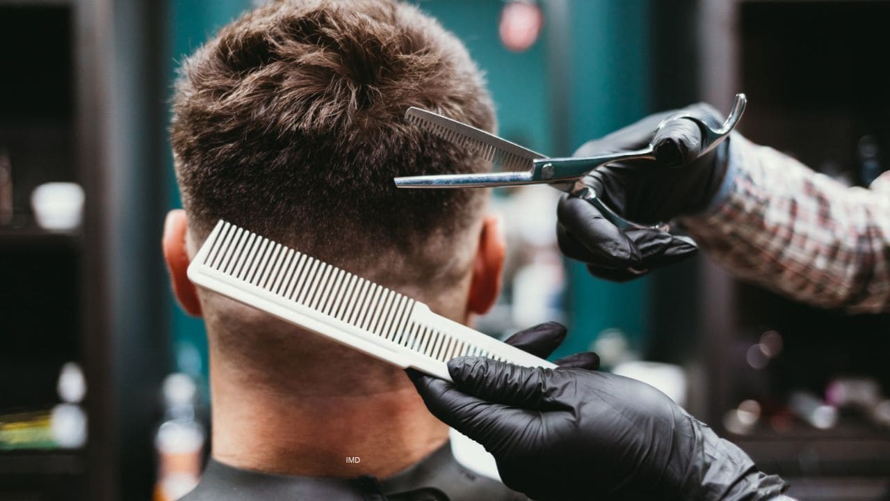 Curso de barbeiro online com técnicas de corte masculino, certificado profissional e oportunidades de trabalho na barbearia.