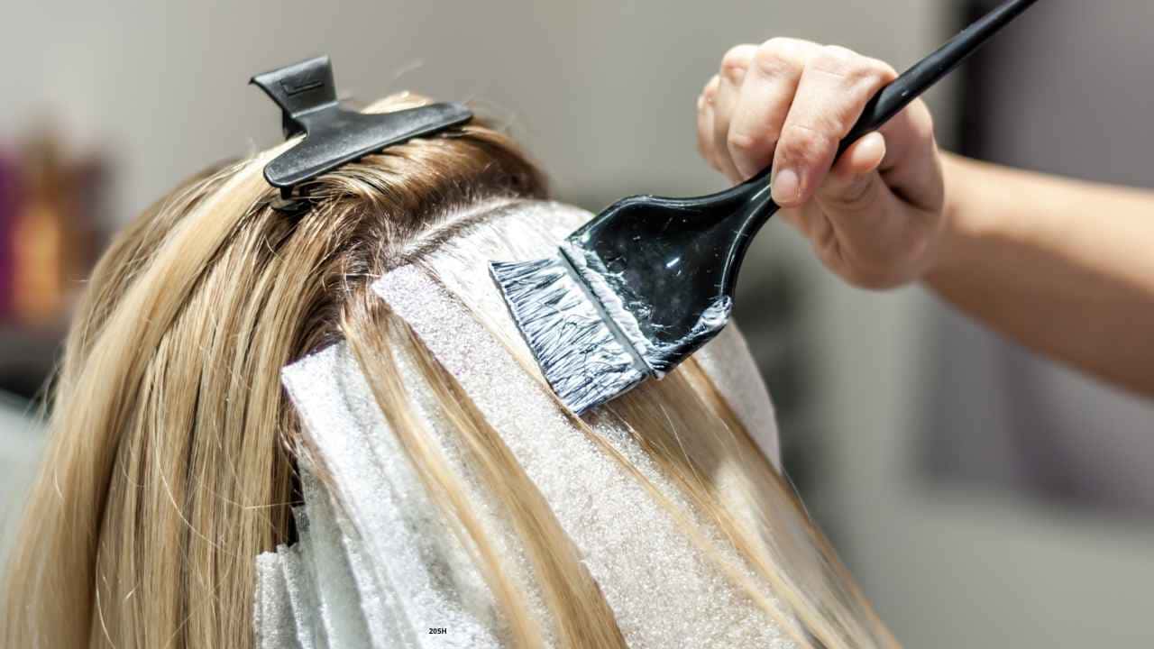 Mechas femininas com iluminação capilar ideal para valorizar o cabelo e realçar a beleza natural.