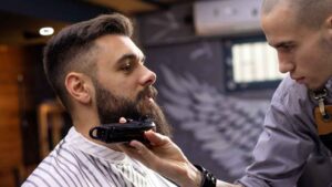Curso de barbeiro profissional com técnicas de cortes masculinos, degradê e desenho de barba.